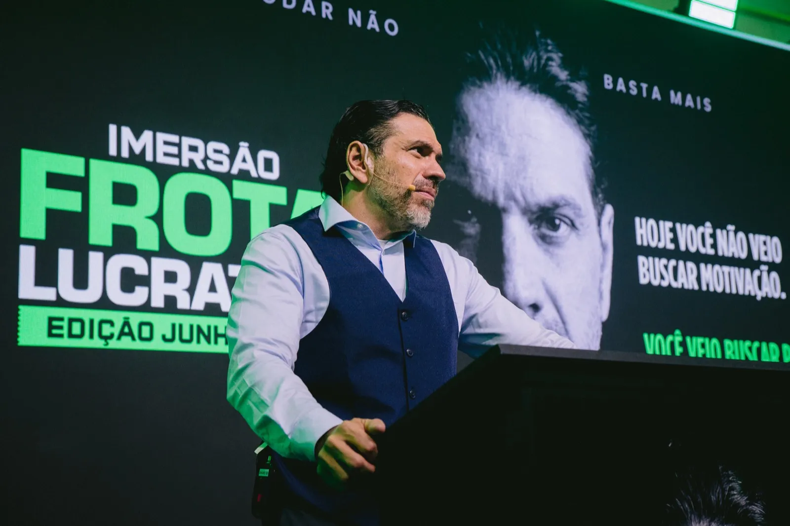 Flávio Batista no palco de uma edição presencial da FB Consult